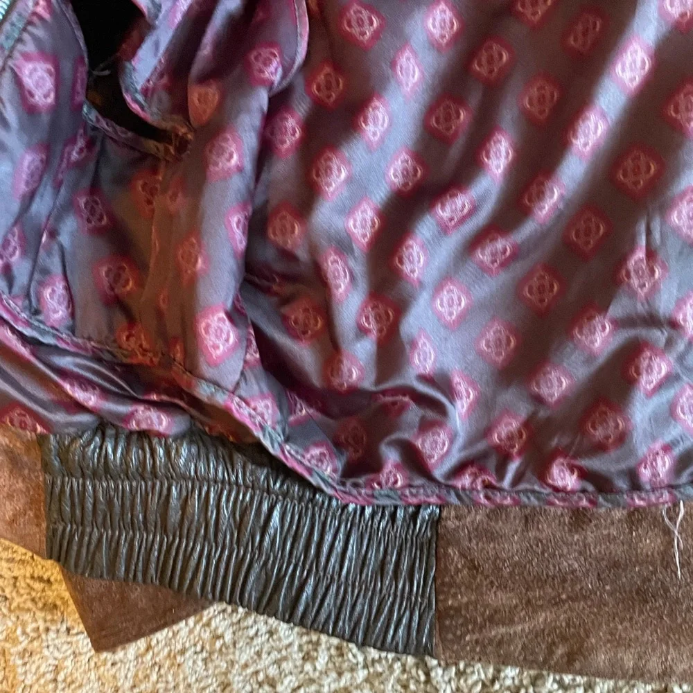 Bermans Woman’s Vintage Bomber Style Leather Jacket in great vintage condition - Picture 3 of 11